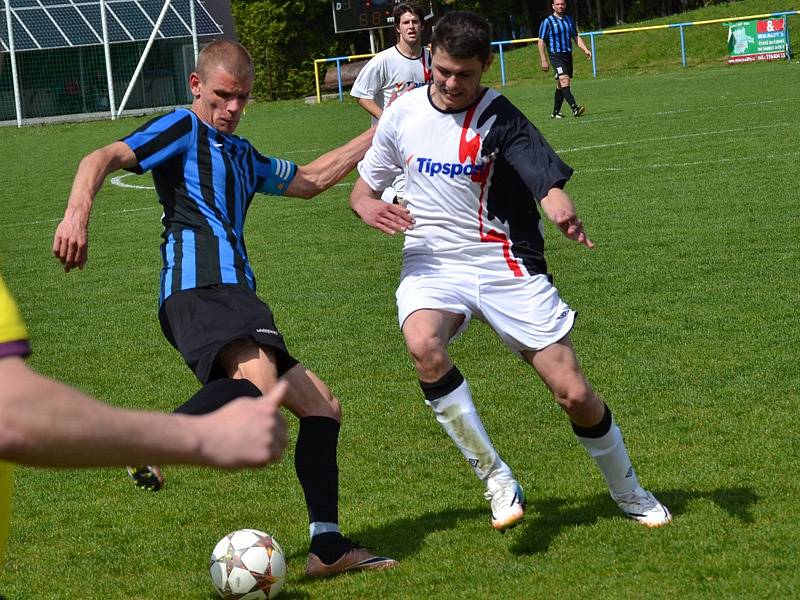 I.A třída (skupina B) - 21. kolo: FC Velešín (modročerné dresy) - SK Větřní 3:1 (0:0).