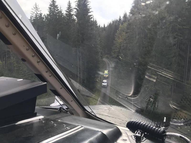 V lesích na Lipensku se zranil muž motorovou pilou na krku. Na místě zasahovala také posádka letecké záchranné služby.