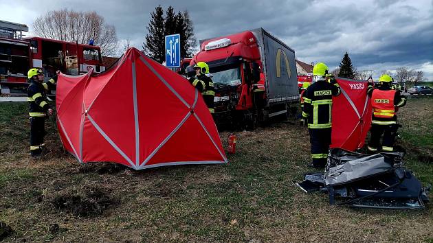 U nehody zasahovali profesionální hasiči z Českého Krumlova a dobrovolní hasiči z Velešína.