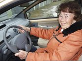 Devadesátiletá Milada Tutterová je za volantem jako doma.