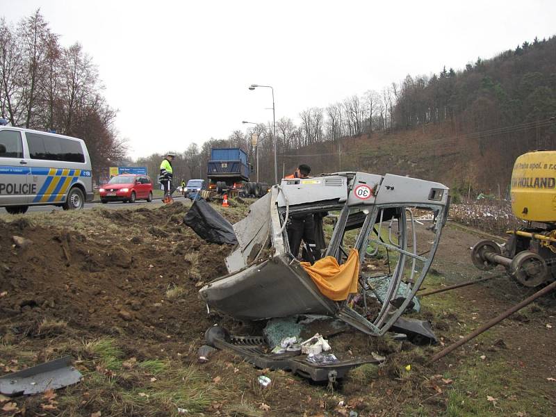 Bagr se uvolnil a skončil v zahradnictví.