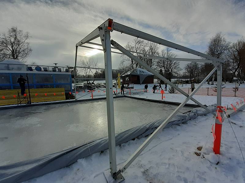 Na Windy Pointu se chystá kryté kluziště. Bar s terasou a iglú je otevřený zatím o víkendech.