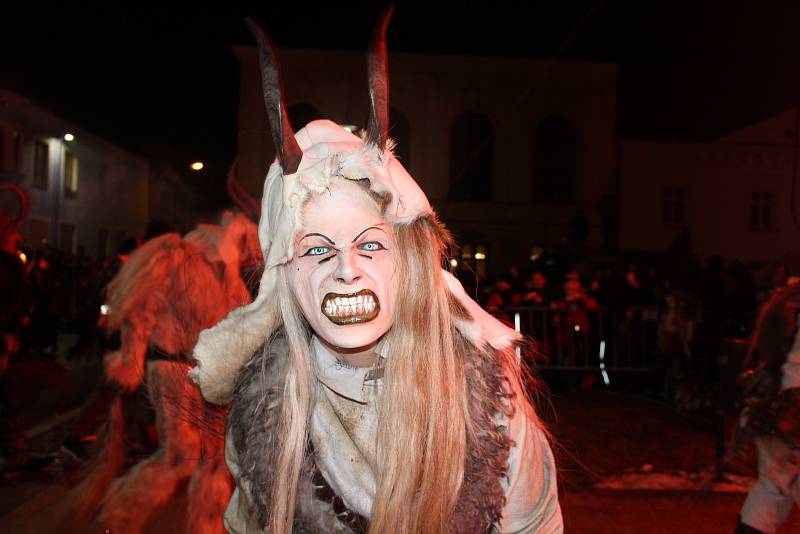 Diváci se během Krampus show Kaplice náramně dobře bavili.