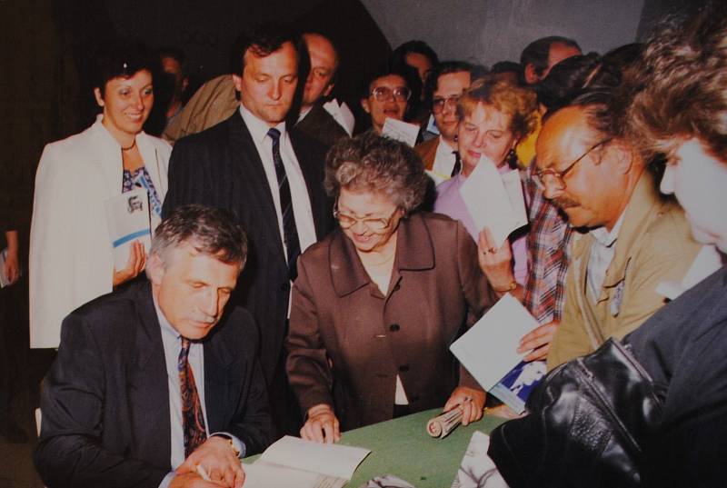 Český Krumlov v roce 1992. Ing. Václav Klaus se podepisuje svým příznivcům.