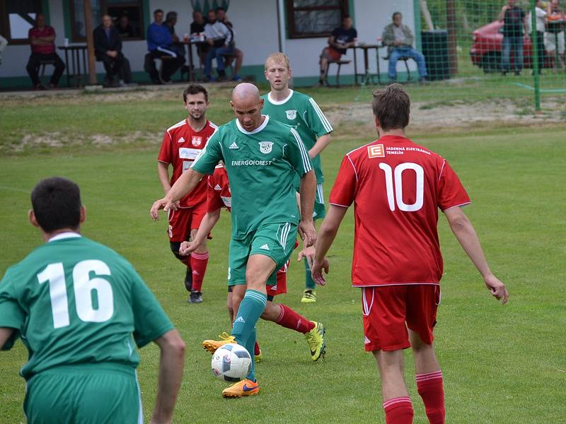 Oblastní I.A třída (skupina A) - 26. kolo: FK Nová Ves / Brloh (zelené dresy) - TJ Týn nad Vltavou 2:9 (2:5).