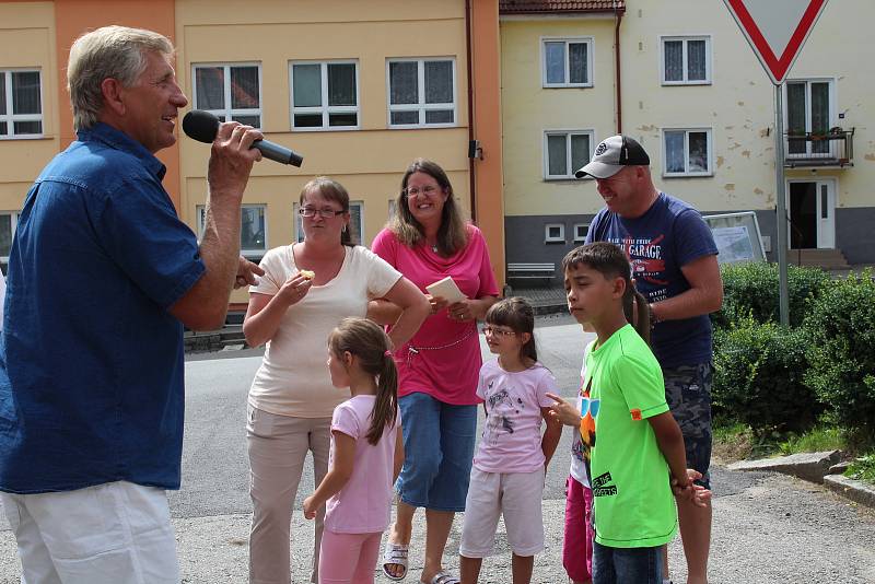 V Rožmitále se lidé všeho věku bavili třeba při soutěži v pojídání koláčů. Program ale postupně uvedl řadu vystoupení.