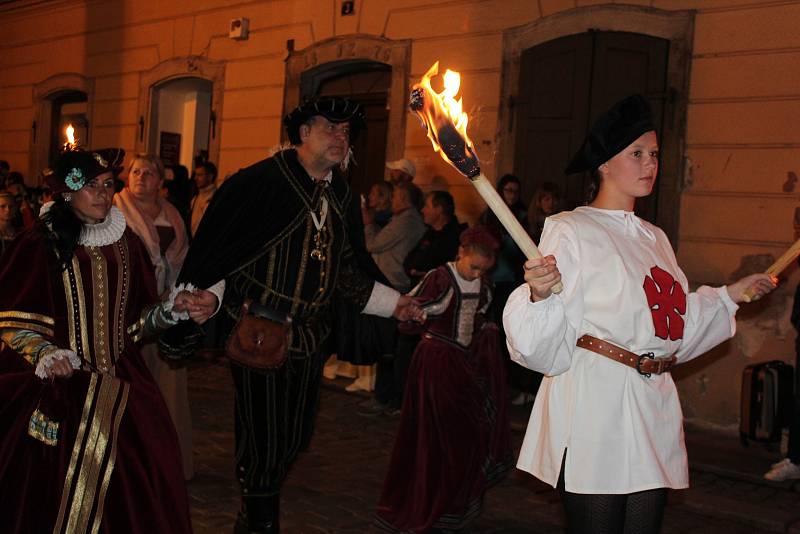Noční ohňový průvod městem v pátek o Slavnostech pětilisté růže v Českém Krumlově.