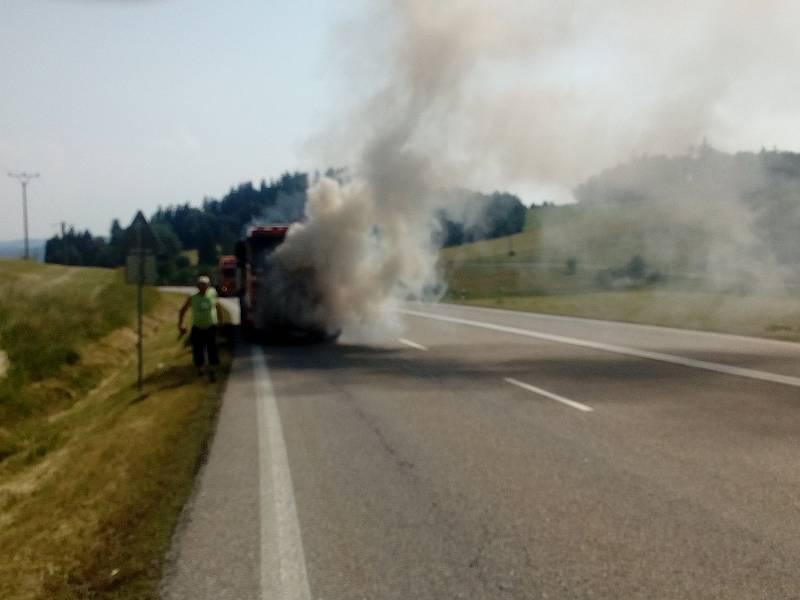 Ve středu dopoledne začal hořet kamion u Hořic na Šumavě.