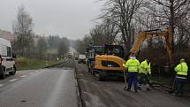 Práce u Velešína opět vypukly plnou silou. Objížďky nyní platí pro veškerou dopravu, během dopoledne ale třeba v Českém Krumlově nijak zvlášť nevázla.