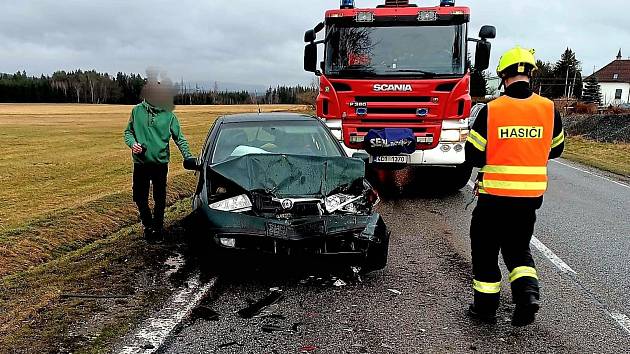 Srážka dvou osobních aut u Hubenova na Českokrumlovsku.
