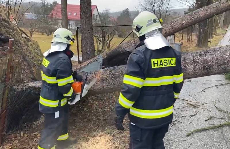 Krumlovští dobrovolní hasiči od stromů vyčistili silnici ve Vyšném.