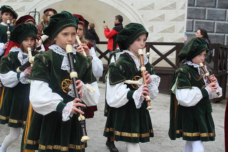 Historický kostýmovaný průvod v sobotu slavnostně zahájil zámeckou sezónu v Českém Krumlově.