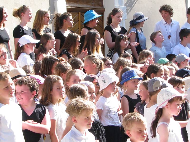 Dětské sbory českokrumlovské zušky četné diváky jako vždy skvěle pobavily.