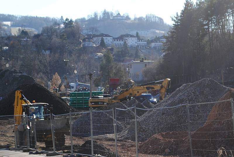 Z bývalé Jitony v Českém Krumlově U Trojice už nezbylo nic. V lednu 2022 pokračovala příprava staveniště nové obytné čtvrti Krumlovský Vltavín.