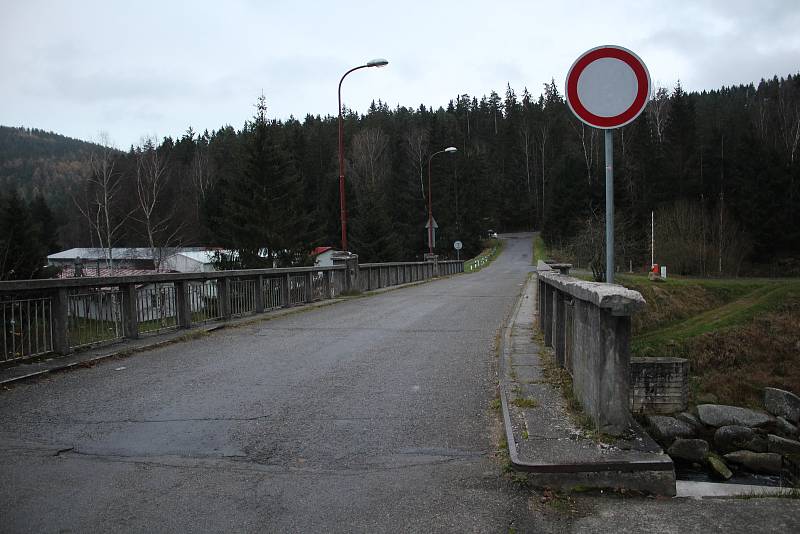 Most přes Vltavu pod lipenskou elektrárnou.