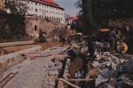 Český Krumlov v roce 1994. V polovině roku byla dokončena rekonstrukce jezu na Vltavě pod kostelem.