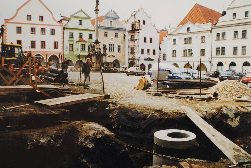 Český Krumlov v roce 1998. Výměna inženýrských sítí na náměstí.