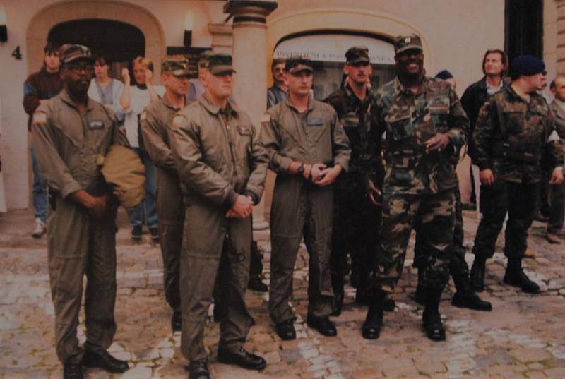 Český Krumlov v roce 1995. Zakončení cvičení Olšina 95 na náměstí. Zúčastnili se ho příslušníci armád ČR, SRN a USA.