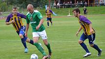 Česká divize (skupina A) - 1. kolo: FK Slavoj Český Krumlov (zelené dresy) - SK Senco Doubravka 0:1 (0:0).