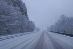 Čerstvý sníh na vozovce může tento víkend zkomplikovat provoz na území celého Moravskoslezského kraje, prosinec 2023. 