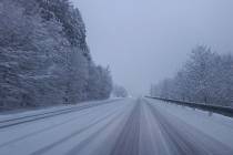 Čerstvý sníh na vozovce může tento víkend zkomplikovat provoz na území celého Moravskoslezského kraje, prosinec 2023. 
