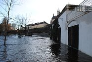 Velká voda na Vltavě 27. prosince 2023, kdy z Vyššího Brodu teklo 80 kubíků za vteřinu. Na snímku řeka pod klášterem ve Vyšším Brodě.