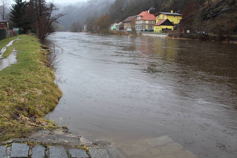 Vltava v Českém Krumlově dosáhla v sobotu dopoledne ke druhému povodňovému stupni.