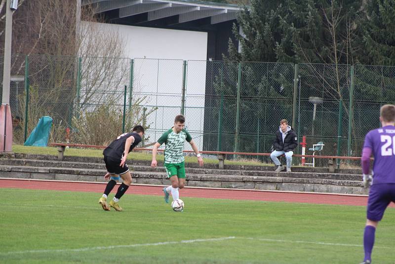 Fotbalová divize: Slavoj Český Krumlov - Tochovice 4:3 (2:1).