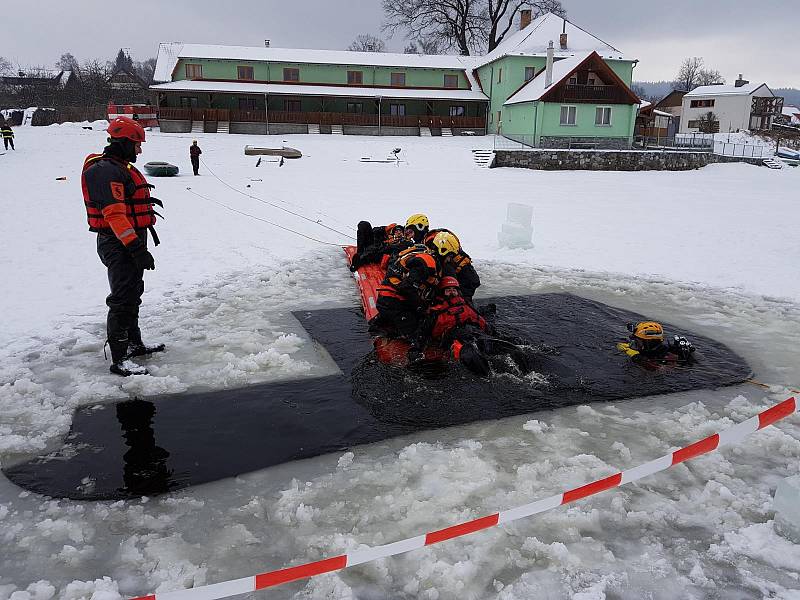 Zimní výcvik hasičů z Českokrumlovska na lipenském jezeře.