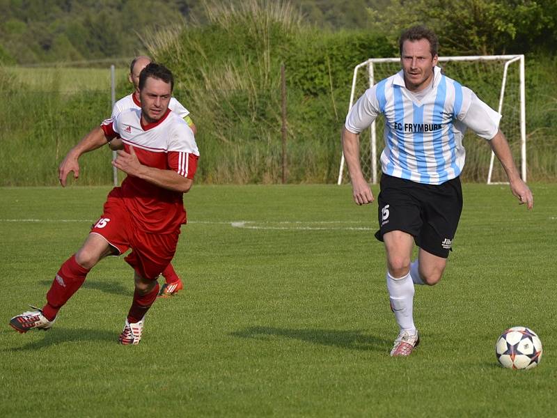 I. B třída (skupina A) - 23. kolo: Sokol Křemže (v červeném) - FC Šumava Frymburk 0:1 (0:0).