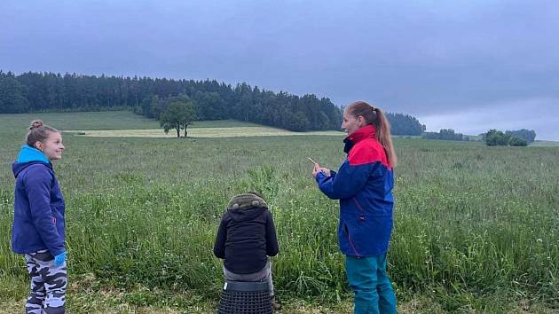 Dobrovolníků, kteří spojili síly s myslivci a zemědělci a na Krumlovsku zachraňují srnčata před sečením, přibývá.