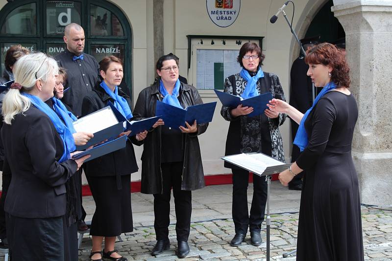 Slavnostní pietní akt s předáním slavnostního praporu policejní zásahové jednotce se odehrál v sobotu dopoledne na českokrumlovském náměstí.