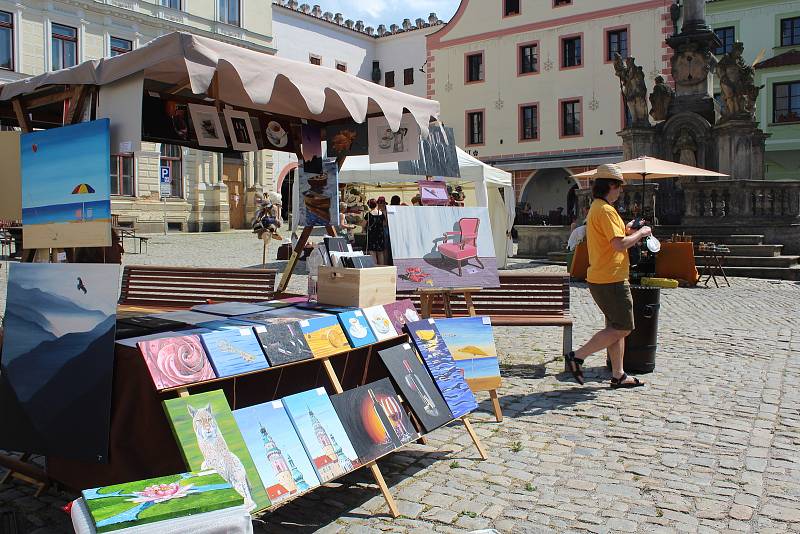 Zajděte si na jarmark Zahradních slavností na náměstí. Proslýchá se, že příští týden už tam nebude.