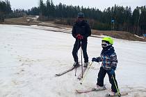 Poslední lyžaři této zimní sezóny na Lipně.