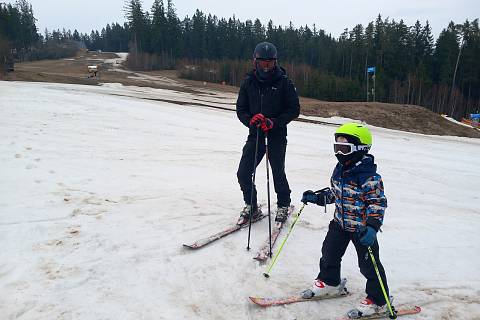 Poslední lyžaři této zimní sezóny na Lipně.