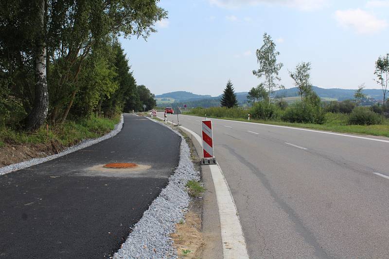 Cyklostezka lemující hráz mezi Černou v Pošumaví a Hůrkou.