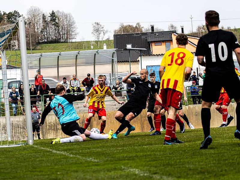 Fotbalisté Dolního Dvořiště (v černém) potvrdili proti Chvalšinám roli favorita a vyhráli 2:0, ale optimální výkon v 19. kole I. B třídy nepředvedli.