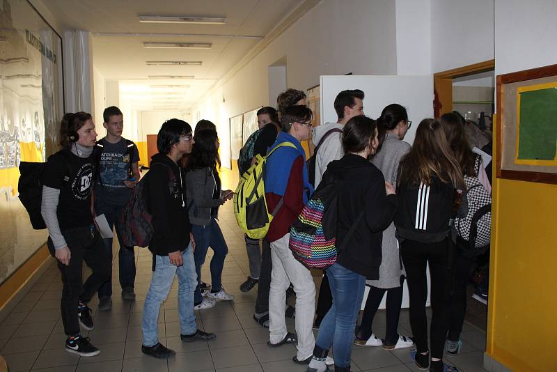 Studentských prezidentských voleb se na gymnáziu Český Krumlov zúčastnila necelá polovina studentů.