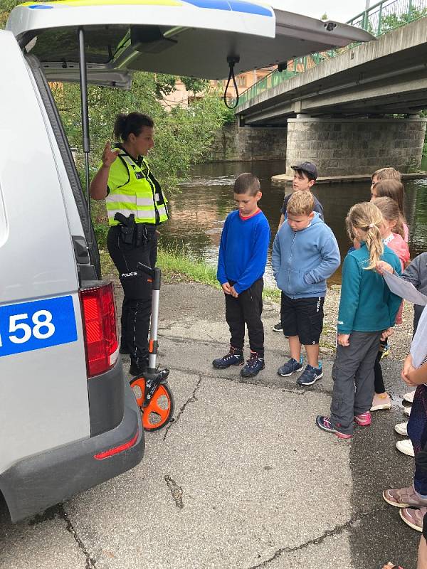 Policisté předvedli na táboře svoji práci.