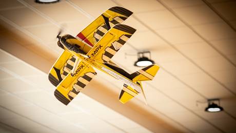 Závod modelů letadel mezi pilony ve sportovní hale v Kaplici. Zajít si na něj můžete v sobotu.