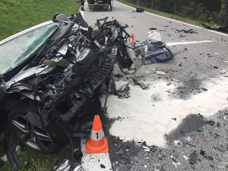 U Rožmberka nad Vltavou došlo ke smrtelné nehodě. Srazilo se osobní a nákladní auto.