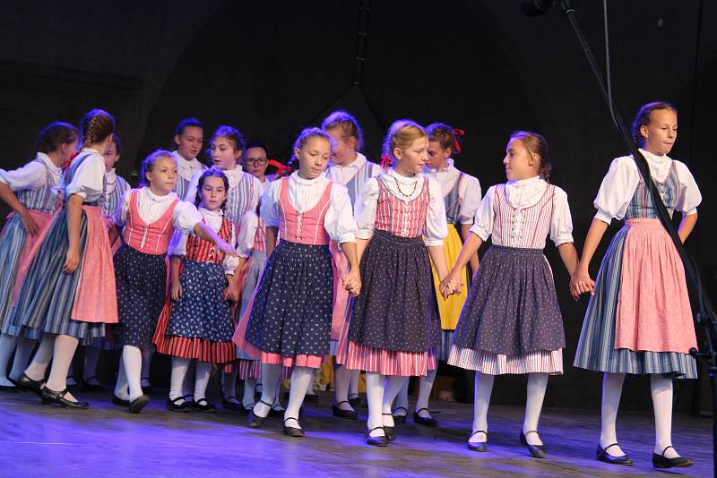 Mezinárodní folklórní festival uzavřela vystoupení domácích souborů Jitřenka a Růže.