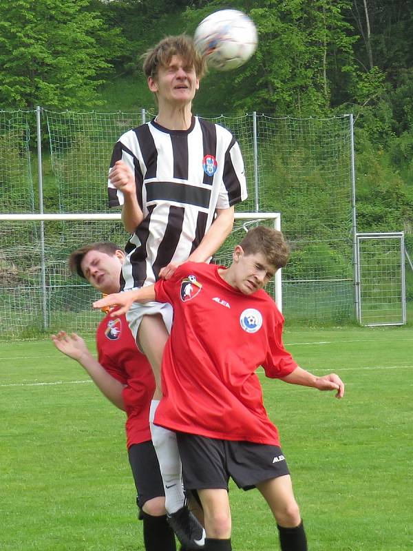 I.A třída dorostu – 19. kolo: SK Větřní / Vltavan Loučovice (červené dresy) – Spartak Kaplice / Dynamo Vyšší Brod 0:2 (0:1).