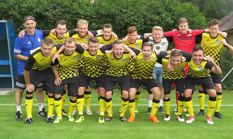 Oblastní I.B třída - 26. kolo: Vltavan Loučovice (bílé dresy) - Spartak Kaplice 1:3 (1:2). Na snímku stříbrný tým kaplického Spartaku.