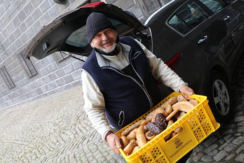 Jan Míša Černý - ošetřovatel medvědů na Zámku Český Krumlov. Věnuje se jim již 45 let,