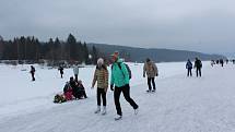 Tisíce lidí dorazily o víkendu zabruslit si na Lipno.