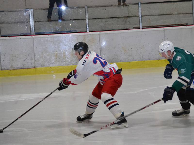 KL muži – 10. kolo: HC Slavoj Český Krumlov (zelené dresy) – SK Telč 3:2 (1:0, 1:1, 1:1).