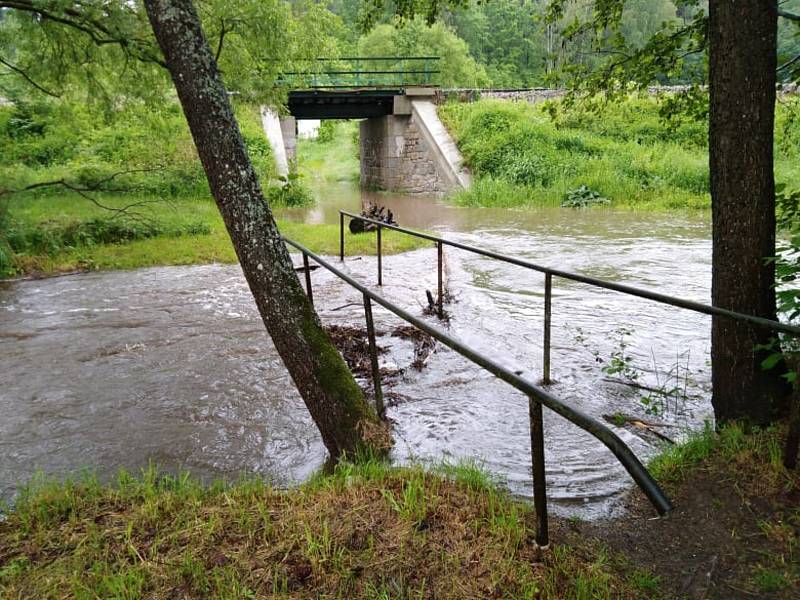Rozlitá Polečnice zaplavila mostek v Kladenském Rovném na Českokrumlovsku.