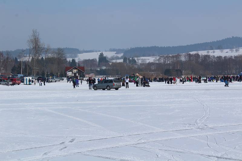 O víkendu v Horní Plané jezdilo přes zamrzlé Lipno jednou auto za druhým.