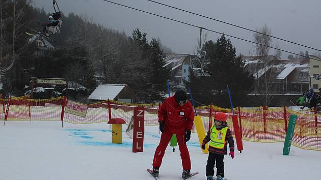 Ani v neděli návštěvníky skiareálu Lipno neodradilo sychravé počasí.